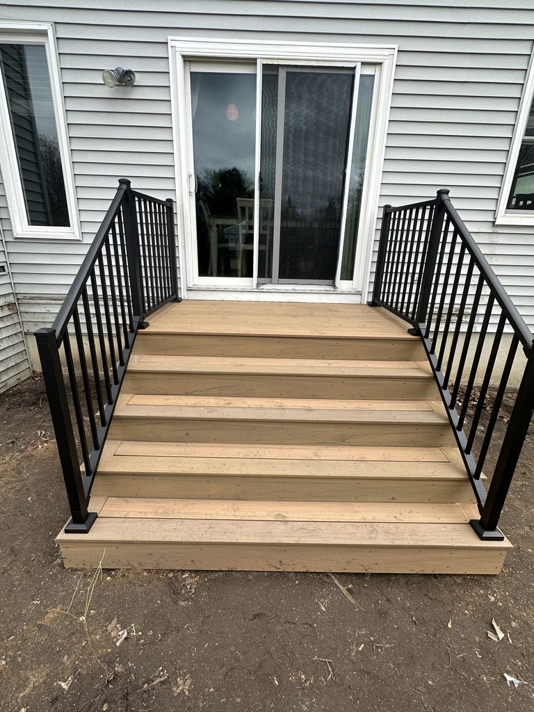 Composite Deck Landing with Black Aluminum Railing — thumbnail 4