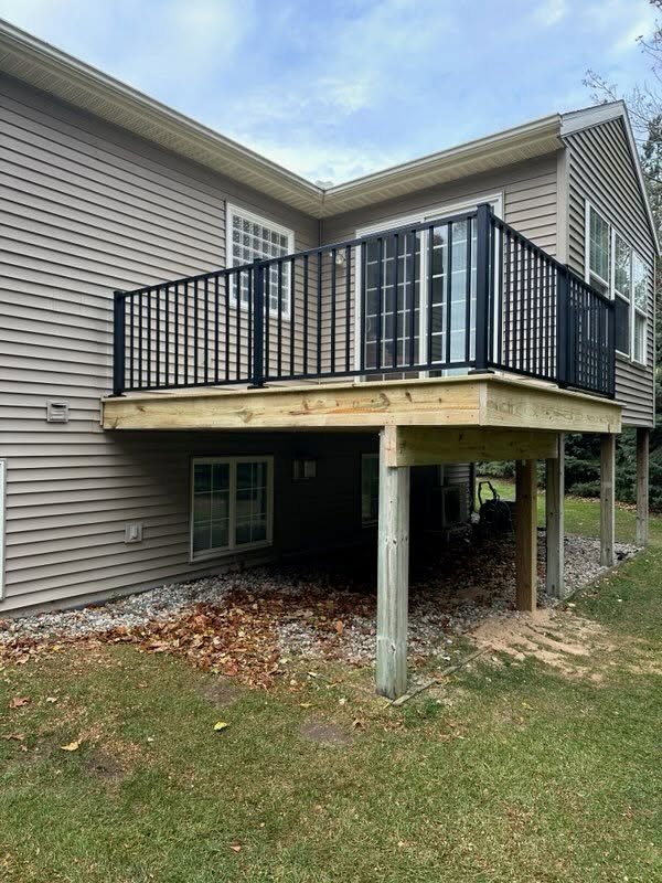 Deck Reskin with New Westbury Railing — thumbnail 3