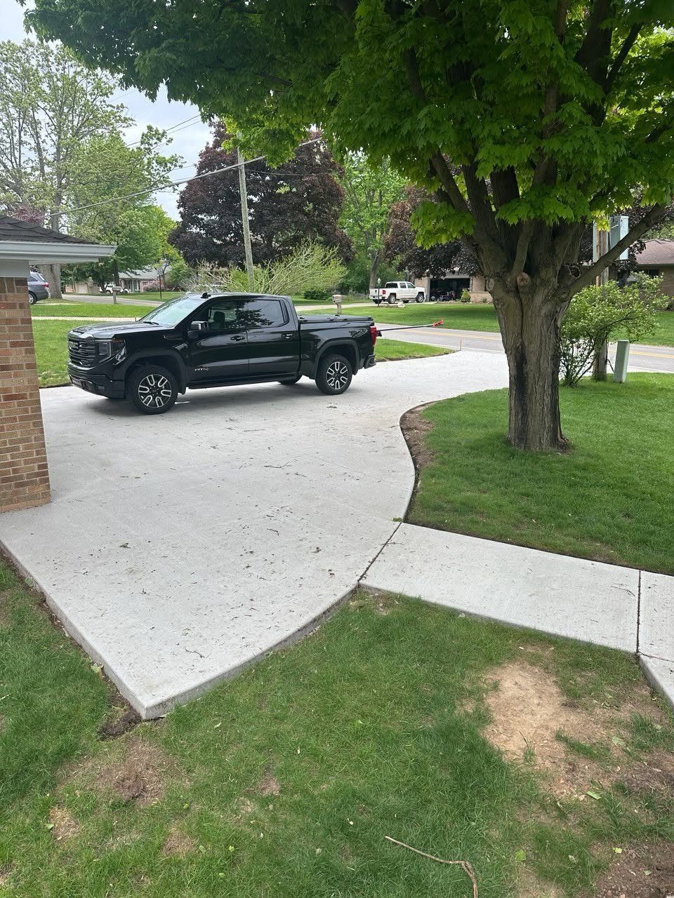 Custom Driveway & Sidewalk Concrete Replacement