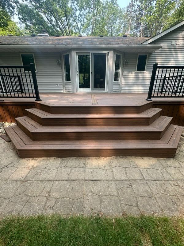 Trex Cinnamon Cove Deck with TimberTech Handrail — thumbnail 2
