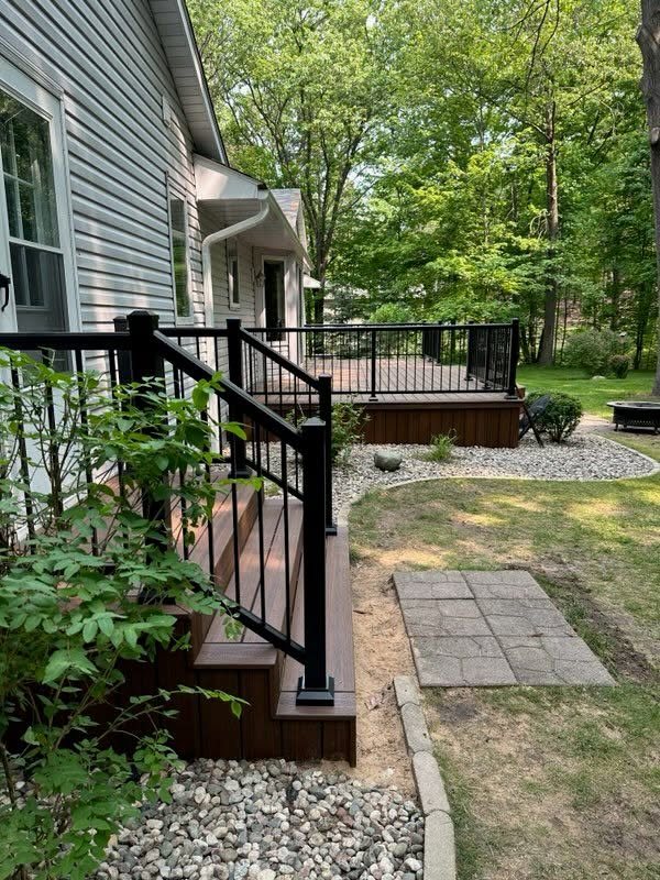 Trex Cinnamon Cove Deck with TimberTech Handrail — thumbnail 3