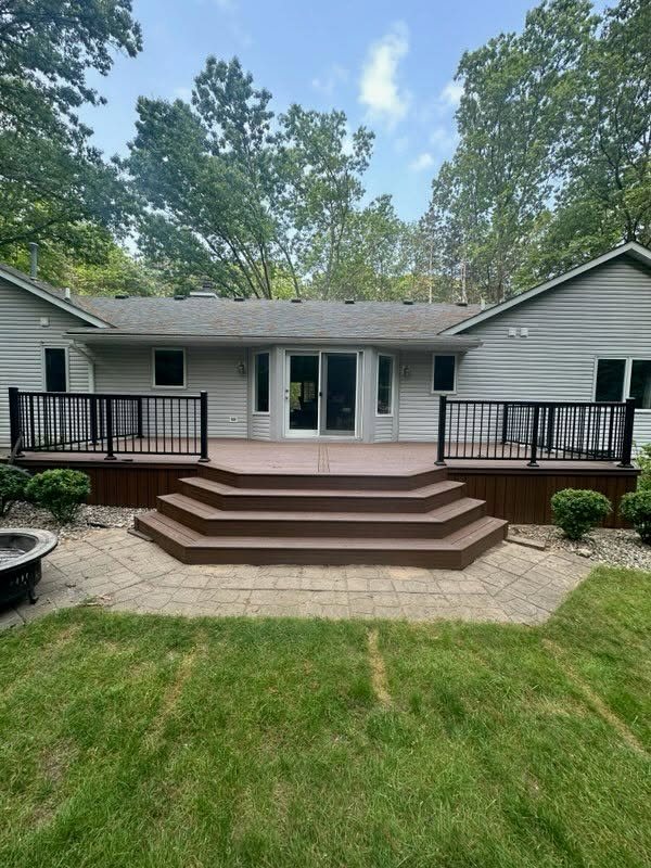 Trex Cinnamon Cove Deck with TimberTech Handrail — thumbnail 4
