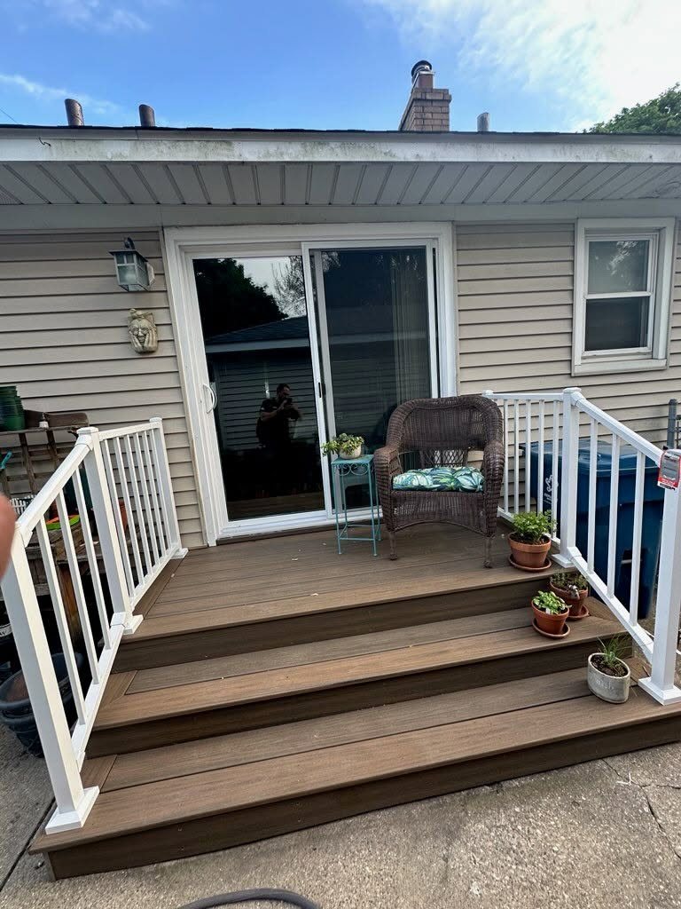 Trex Entry Deck with Picture-Framed Stairs — photo 1