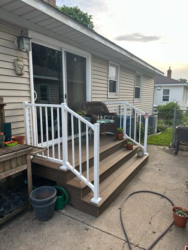 Trex Entry Deck with Picture-Framed Stairs — thumbnail 2