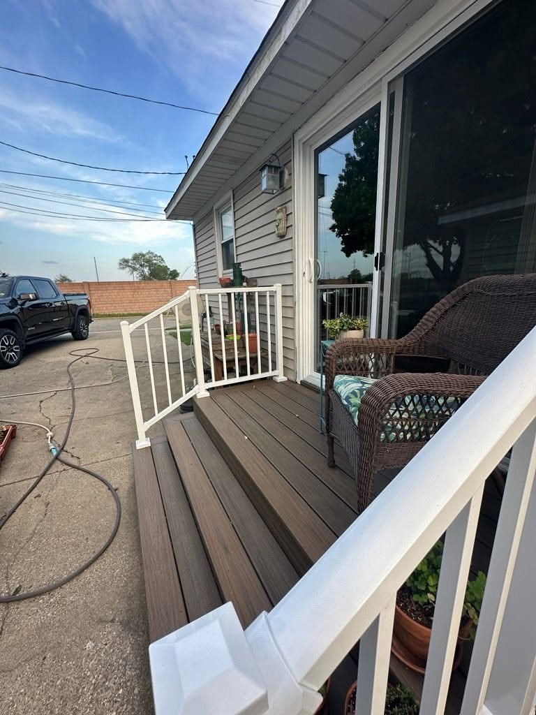 Trex Entry Deck with Picture-Framed Stairs — thumbnail 3