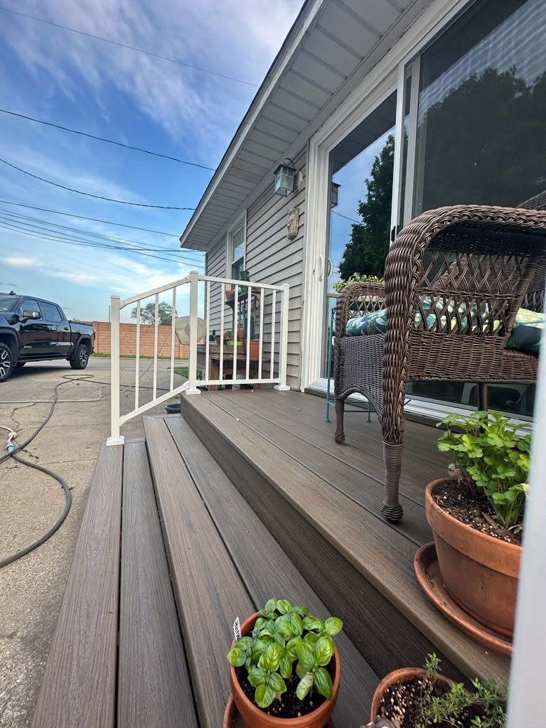 Trex Entry Deck with Picture-Framed Stairs — thumbnail 4