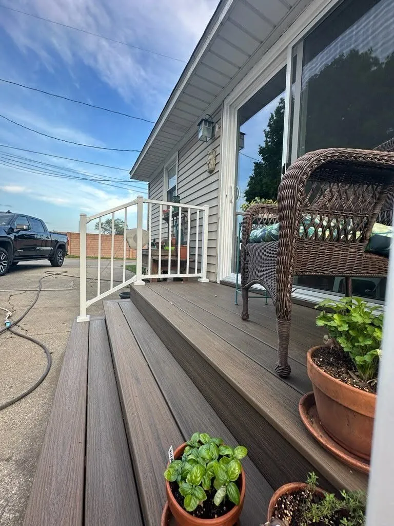 Trex Entry Deck with Picture-Framed Stairs — thumbnail 4