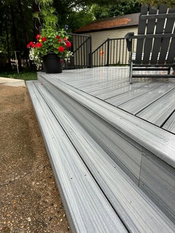Trex Foggy Wharf Deck with Black Westbury Railing — thumbnail 2