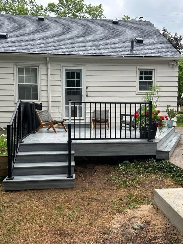 Trex Foggy Wharf Deck with Black Westbury Railing — thumbnail 4