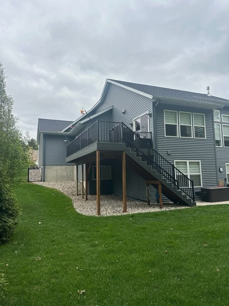 Trex Island Mist Deck with Dark Railings — thumbnail 2