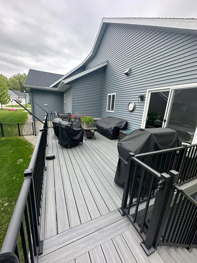 Trex Island Mist Deck with Dark Railings — thumbnail 3