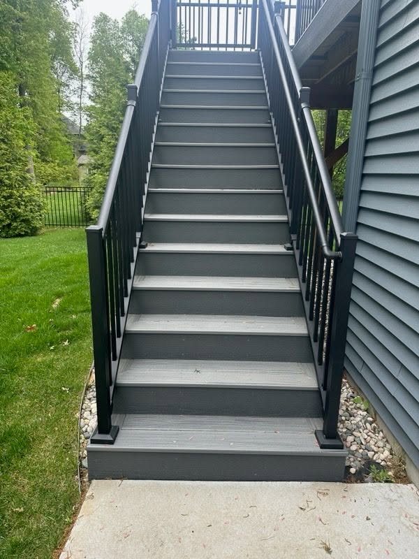 Trex Island Mist Deck with Dark Railings — thumbnail 4