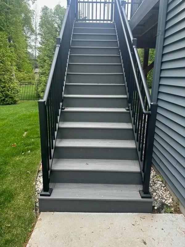 Trex Island Mist Deck with Dark Railings — thumbnail 4