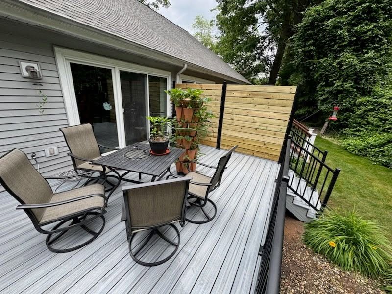 Trex Foggy Wharf Deck with Custom Privacy Fence — thumbnail 2