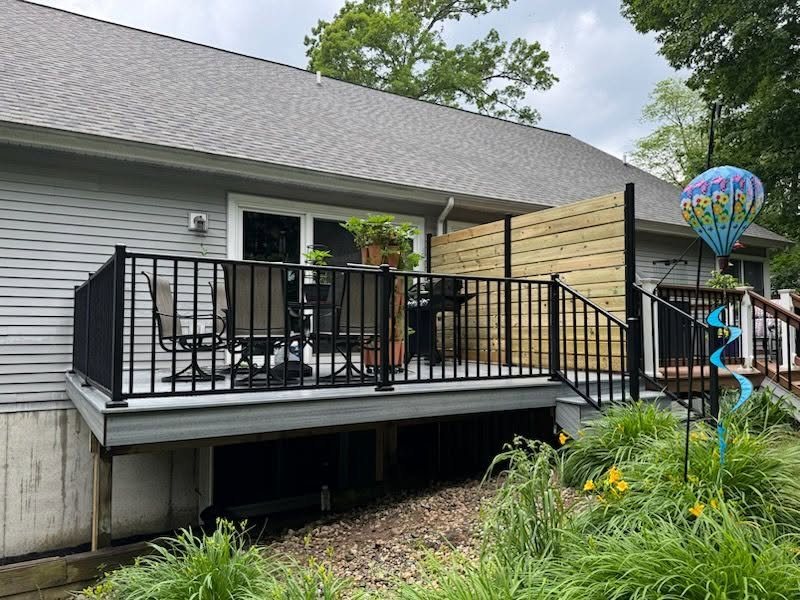 Trex Foggy Wharf Deck with Custom Privacy Fence — thumbnail 3