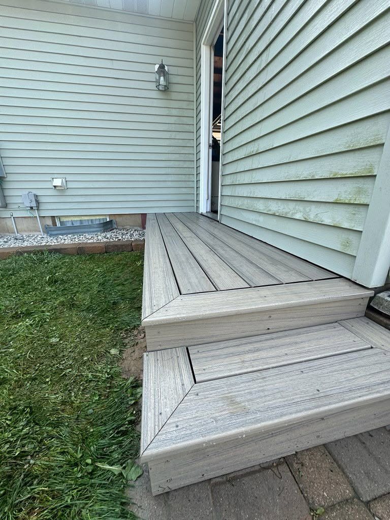 Trex Deck with White Westbury Railing — thumbnail 2