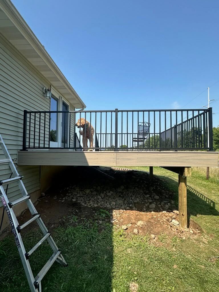 Trex Deck with White Westbury Railing — thumbnail 3