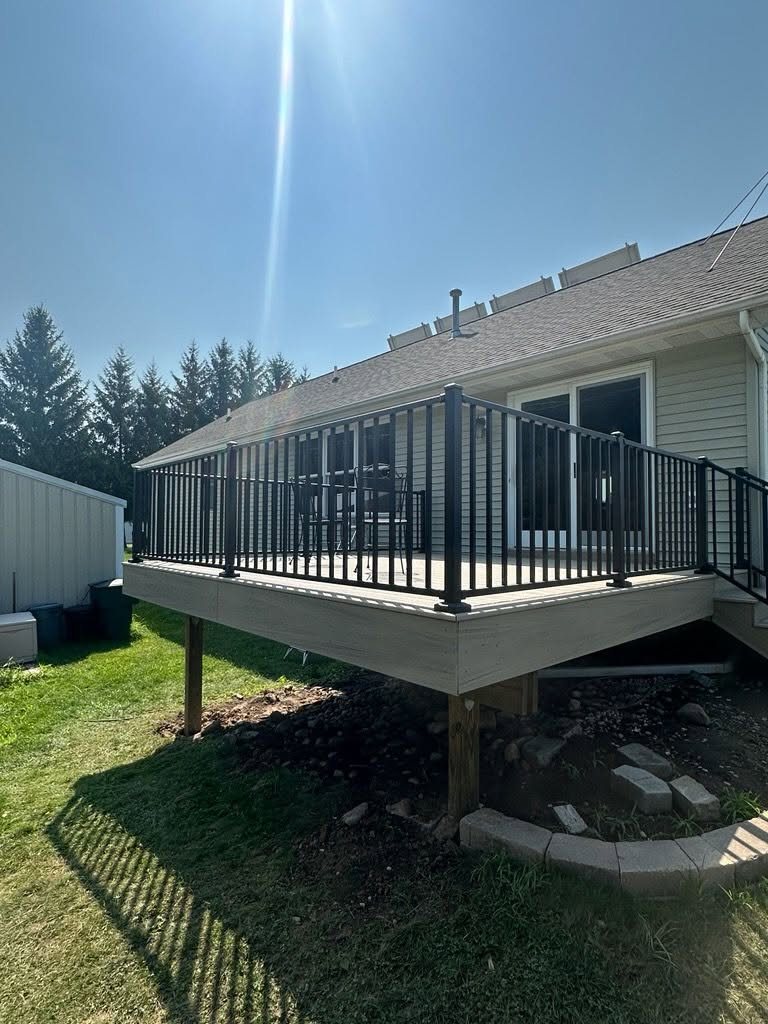 Trex Deck with White Westbury Railing — thumbnail 4