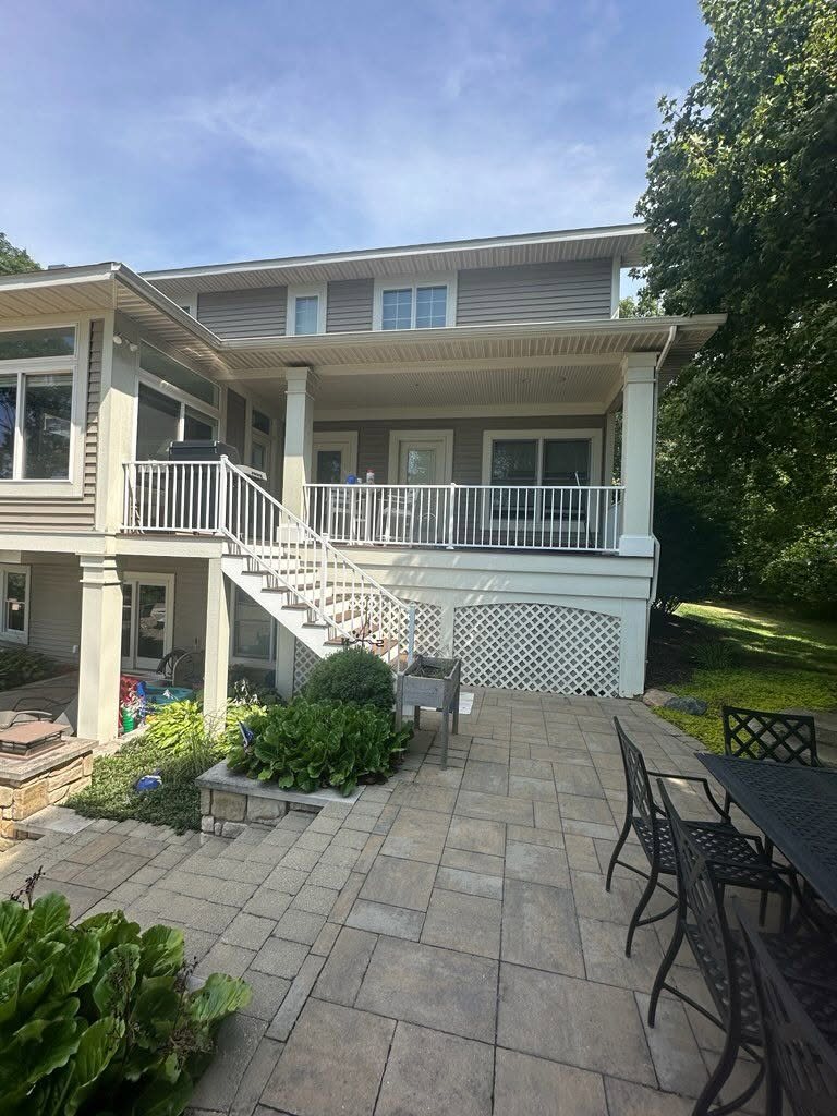 Waterfront Trex Deck with White Westbury Railing — thumbnail 2