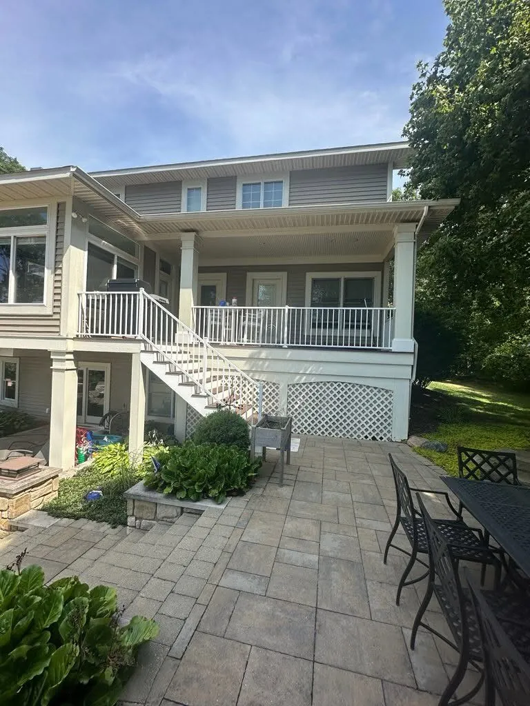 Waterfront Trex Deck with White Westbury Railing — thumbnail 2