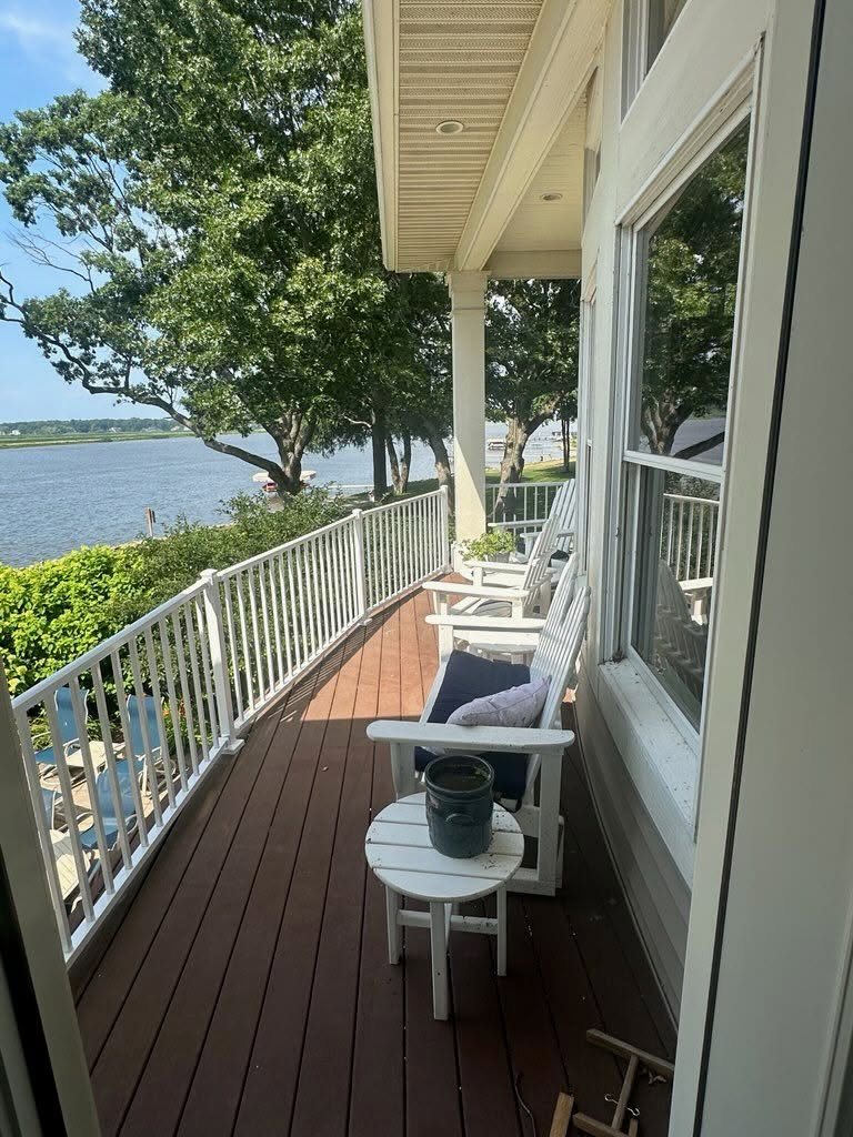 Waterfront Trex Deck with White Westbury Railing — thumbnail 4